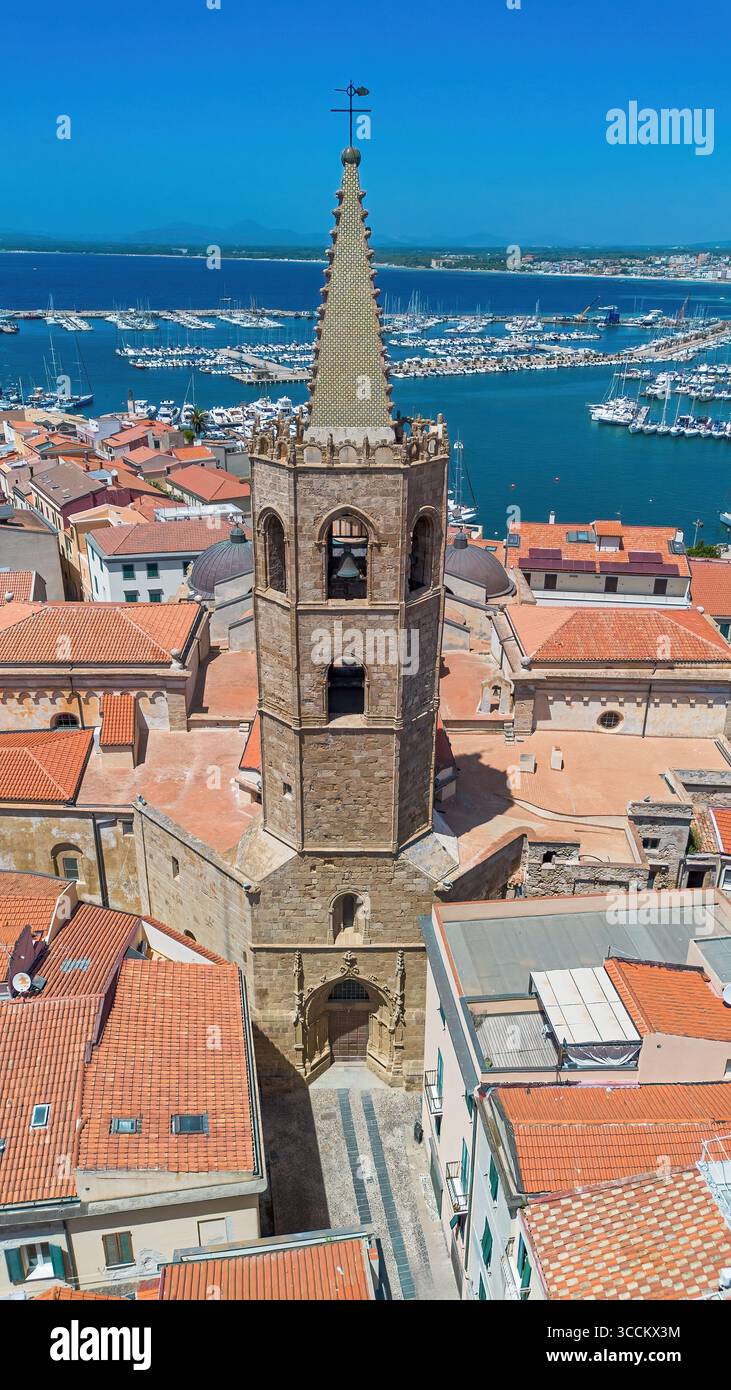 Veduta aerea della Cattedrale di Alghero, una città fortificata fondata dai genovesi sulla costa nord-occidentale della Sardegna, un'isola italiana nel Medit Foto Stock