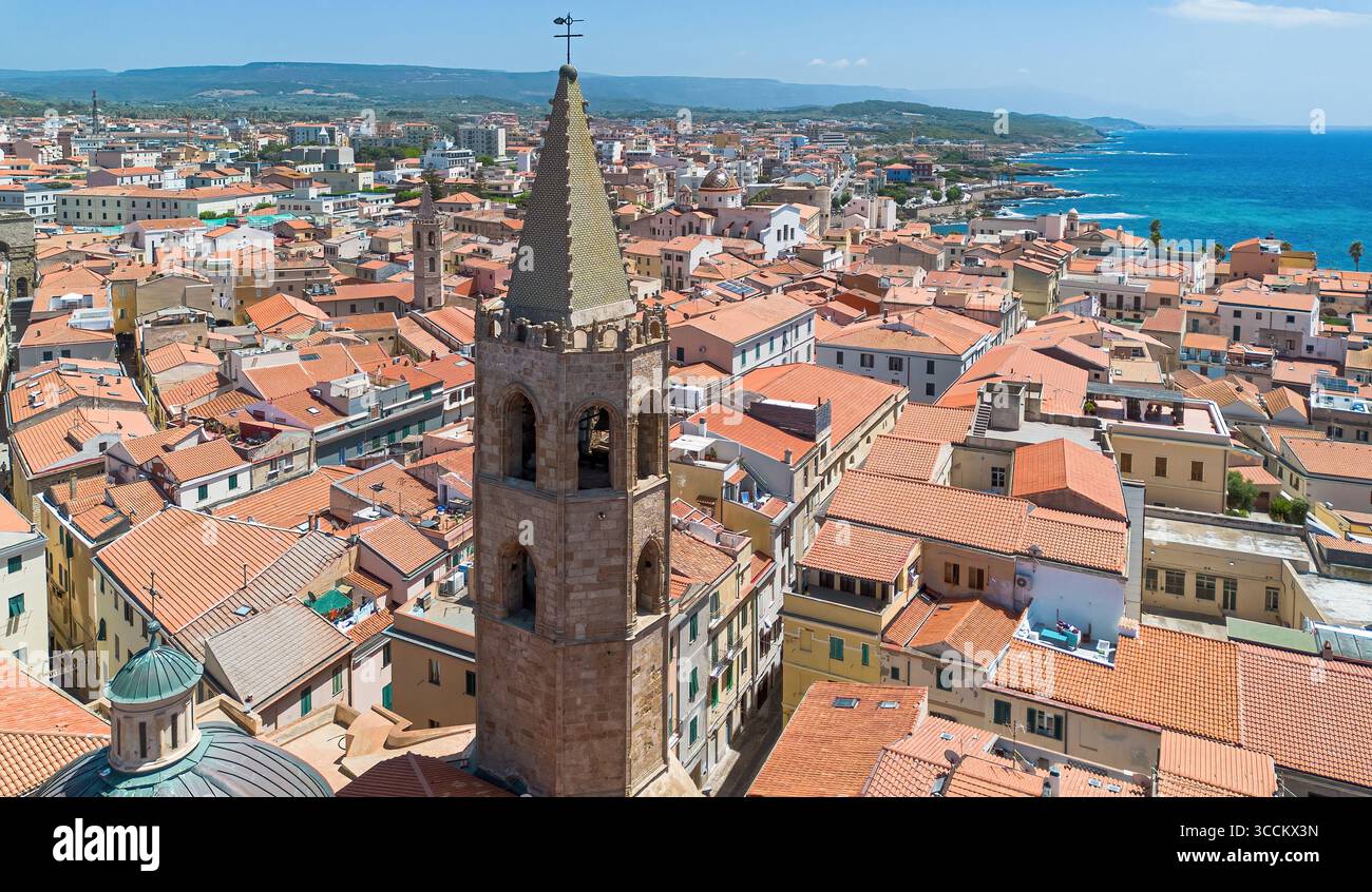 Veduta aerea della Cattedrale di Alghero, una città fortificata fondata dai genovesi sulla costa nord-occidentale della Sardegna, un'isola italiana nel Medit Foto Stock