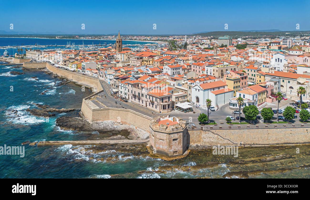 Veduta aerea di Alghero, una città fortificata fondata dai genovesi sulla costa nord-occidentale della Sardegna, un'isola italiana nel Mar Mediterraneo Foto Stock