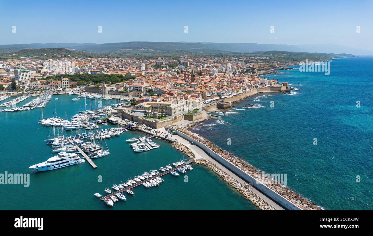 Veduta aerea di Alghero, una città fortificata fondata dai genovesi sulla costa nord-occidentale della Sardegna, un'isola italiana nel Mar Mediterraneo Foto Stock