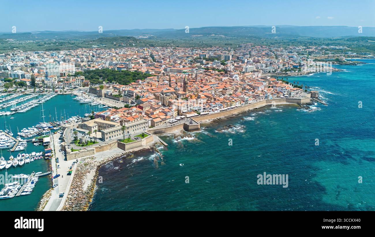 Veduta aerea di Alghero, una città fortificata fondata dai genovesi sulla costa nord-occidentale della Sardegna, un'isola italiana nel Mar Mediterraneo Foto Stock