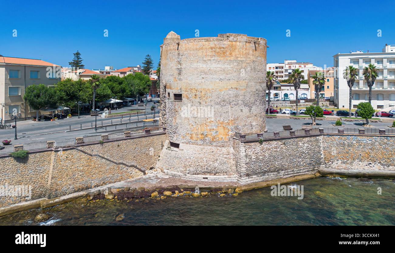 Veduta aerea della Torre dell'Espero Reial ad Alghero, una città fortificata fondata dai genovesi sulla costa nord-occidentale della Sardegna, un islamico italiano Foto Stock