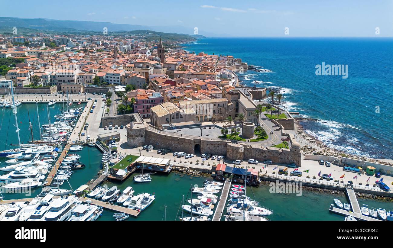 Veduta aerea di Alghero, una città fortificata fondata dai genovesi sulla costa nord-occidentale della Sardegna, un'isola italiana nel Mar Mediterraneo Foto Stock