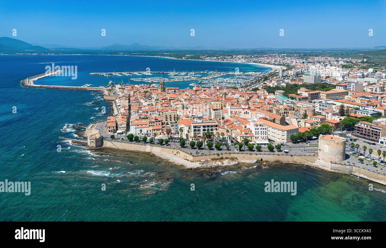 Veduta aerea di Alghero, una città fortificata fondata dai genovesi sulla costa nord-occidentale della Sardegna, un'isola italiana nel Mar Mediterraneo Foto Stock