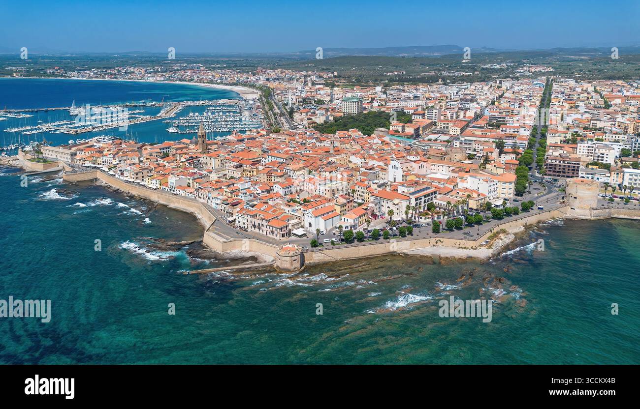 Veduta aerea di Alghero, una città fortificata fondata dai genovesi sulla costa nord-occidentale della Sardegna, un'isola italiana nel Mar Mediterraneo Foto Stock