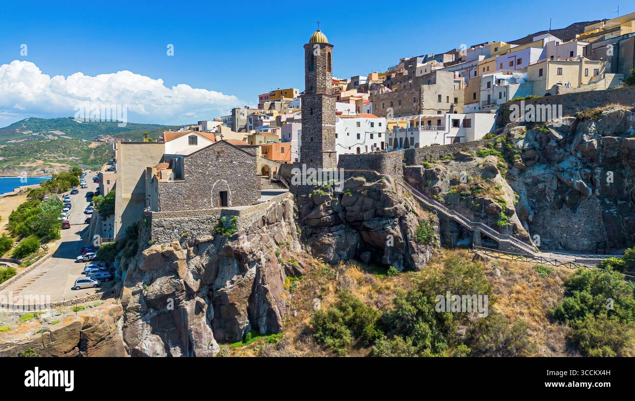 Veduta aerea del campanile della Cattedrale di Castelsardo dedicato a Sant'Antonio il grande sull'isola italiana della Sardegna. Le piastrelle colorate Foto Stock