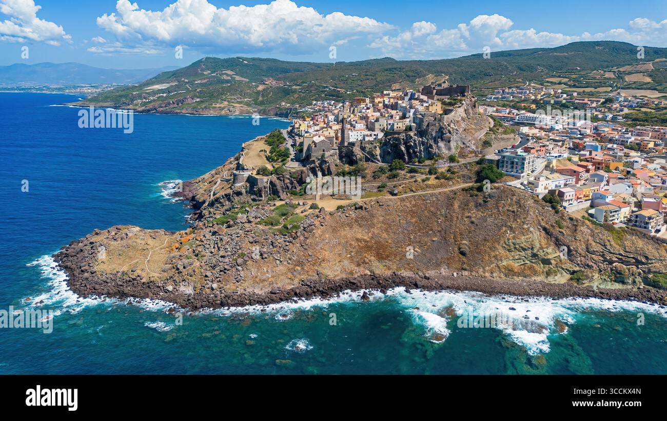 Vista aerea di Castelsardo, una città fortificata genovese costruita su un promontorio che si affaccia sul Mar Mediterraneo sull'isola italiana della Sardegna Foto Stock
