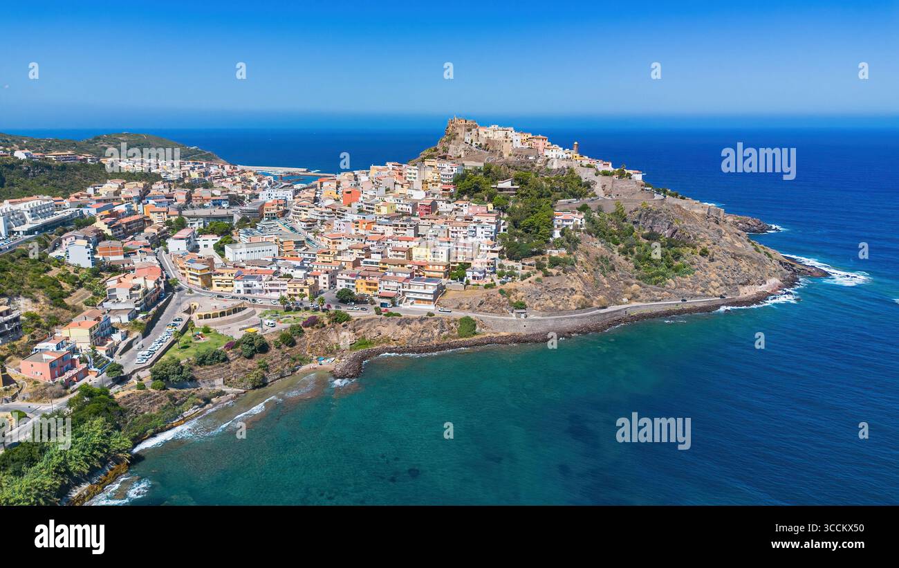 Vista aerea di Castelsardo, una città fortificata genovese costruita su un promontorio che si affaccia sul Mar Mediterraneo sull'isola italiana della Sardegna Foto Stock