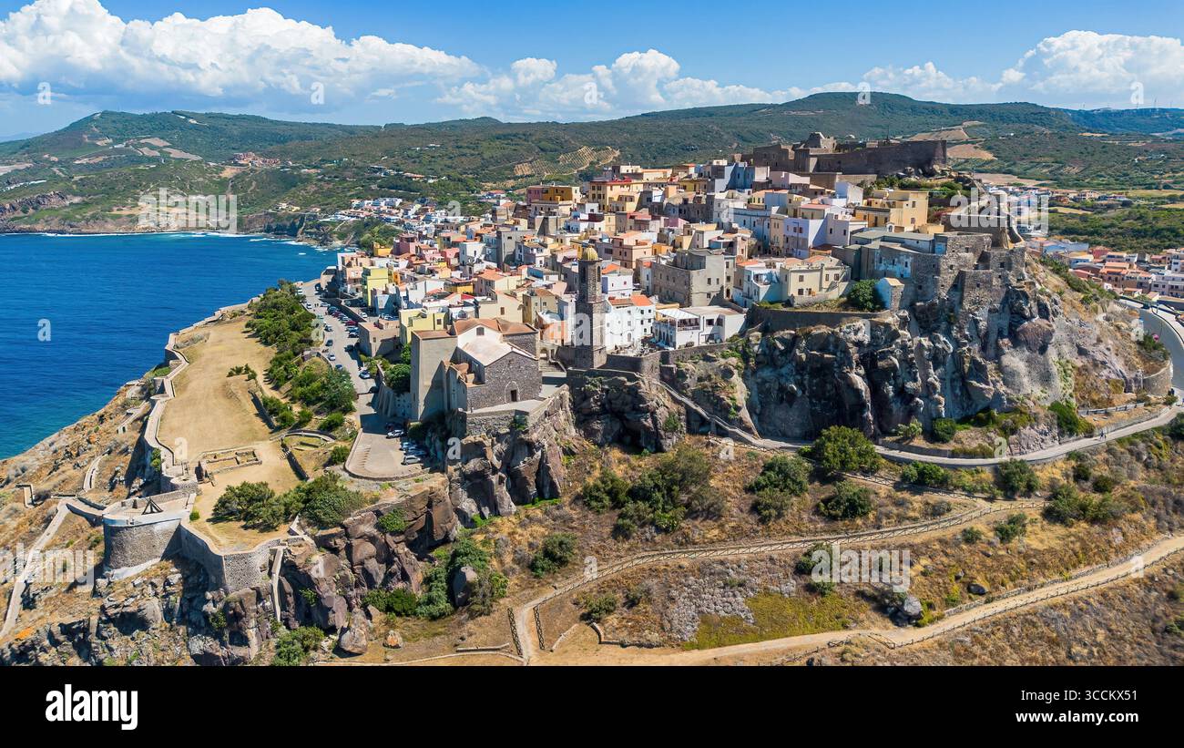 Vista aerea di Castelsardo, una città fortificata genovese costruita su un promontorio che si affaccia sul Mar Mediterraneo sull'isola italiana della Sardegna Foto Stock