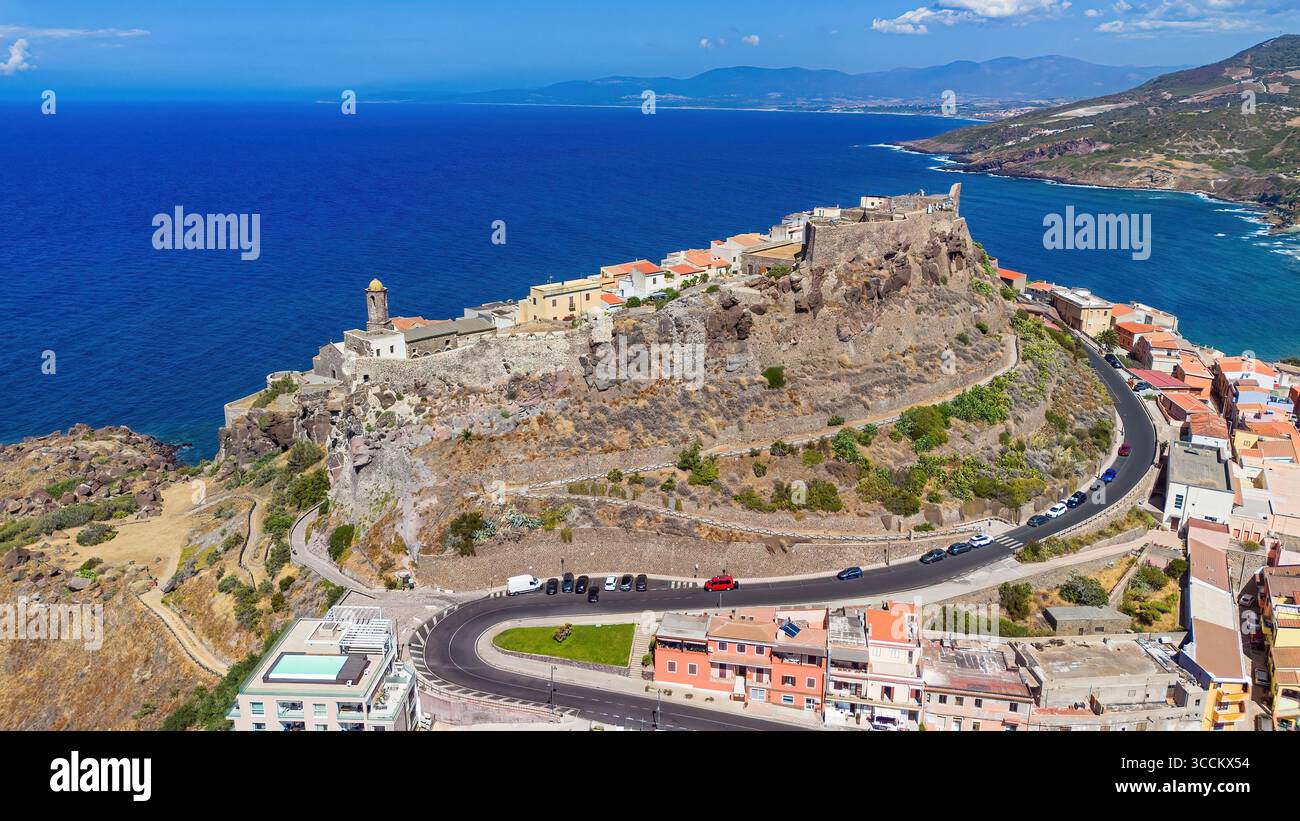 Vista aerea del castello di Castelsardo, una città fortificata genovese costruita su un promontorio che si affaccia sul Mar Mediterraneo sull'isola italiana di Sard Foto Stock
