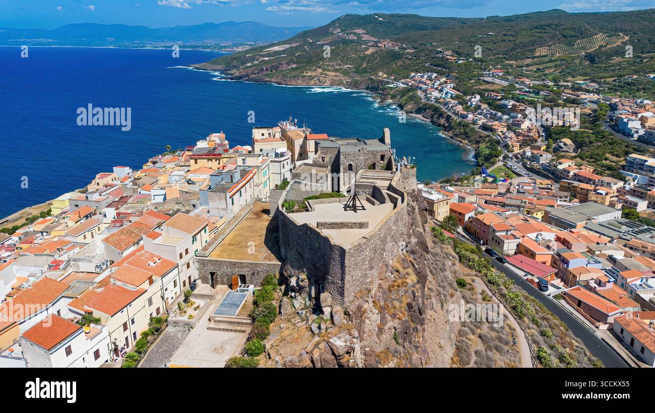 Vista aerea del castello di Castelsardo, una città fortificata genovese costruita su un promontorio che si affaccia sul Mar Mediterraneo sull'isola italiana di Sard Foto Stock