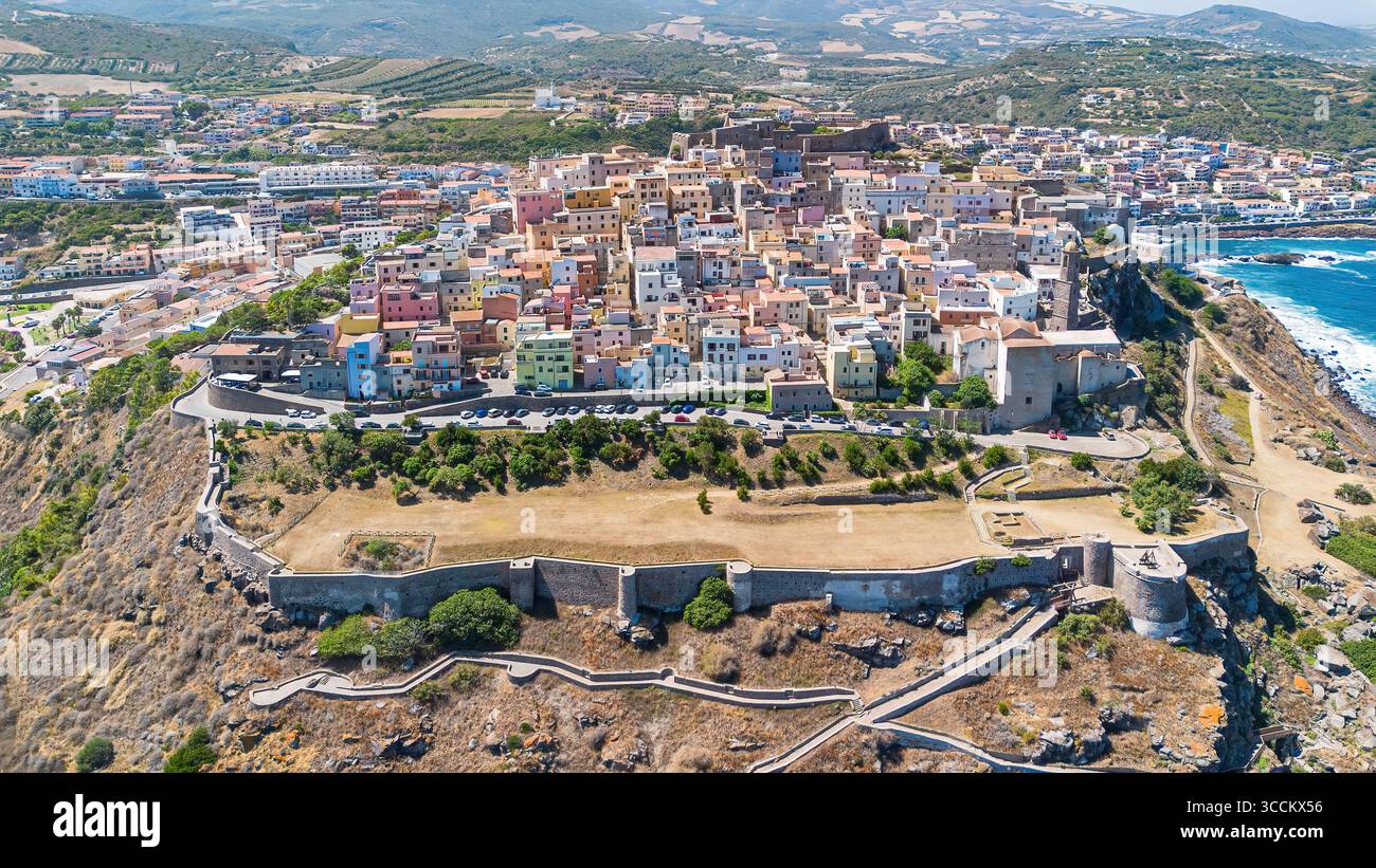 Vista aerea di Castelsardo, una città fortificata genovese costruita su un promontorio che si affaccia sul Mar Mediterraneo sull'isola italiana della Sardegna Foto Stock