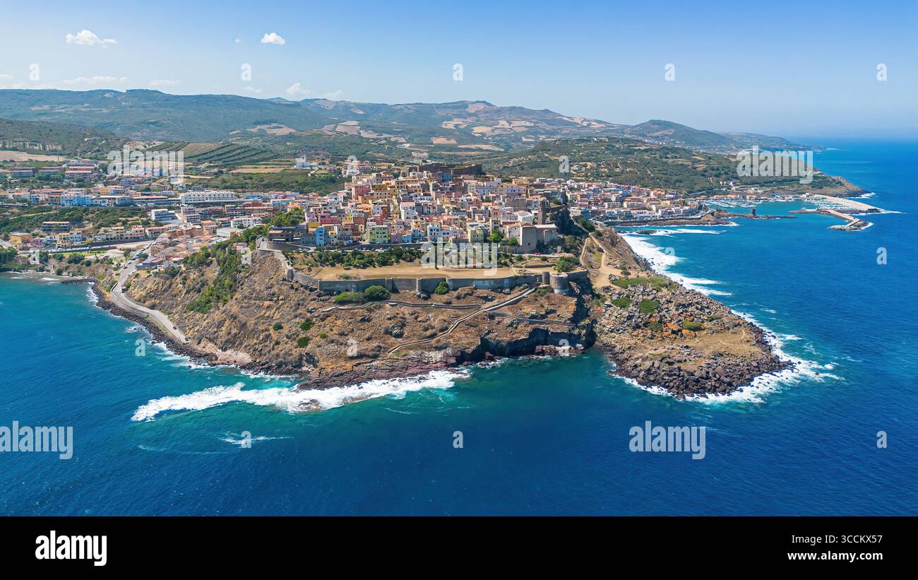 Vista aerea di Castelsardo, una città fortificata genovese costruita su un promontorio che si affaccia sul Mar Mediterraneo sull'isola italiana della Sardegna Foto Stock