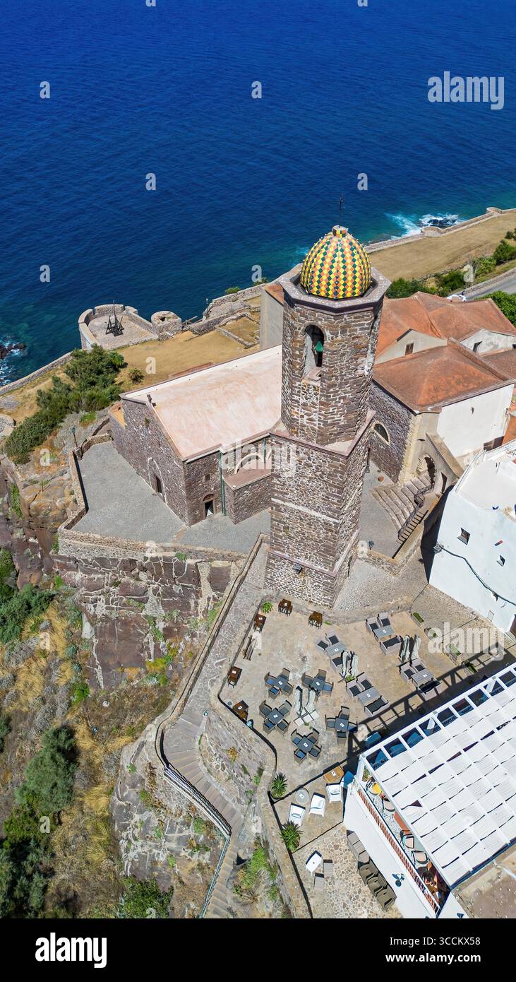 Veduta aerea del campanile della Cattedrale di Castelsardo dedicato a Sant'Antonio il grande sull'isola italiana della Sardegna. Le piastrelle colorate Foto Stock