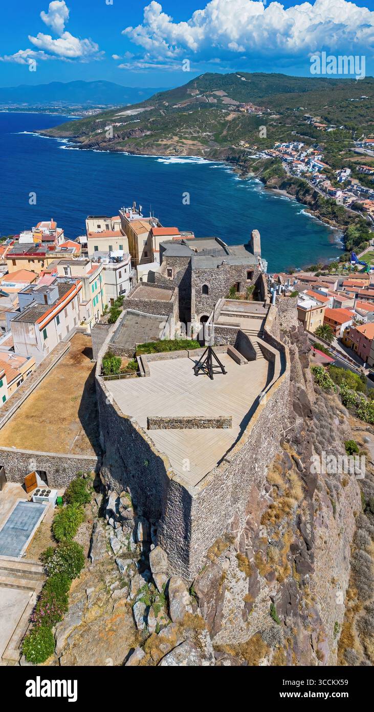 Vista aerea del castello di Castelsardo, una città fortificata genovese costruita su un promontorio che si affaccia sul Mar Mediterraneo sull'isola italiana di Sard Foto Stock