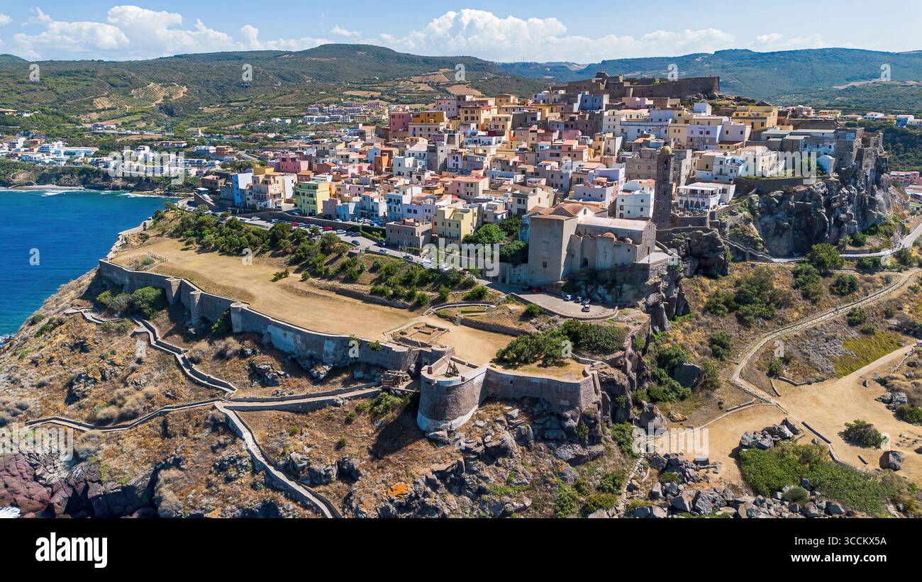 Vista aerea di Castelsardo, una città fortificata genovese costruita su un promontorio che si affaccia sul Mar Mediterraneo sull'isola italiana della Sardegna Foto Stock