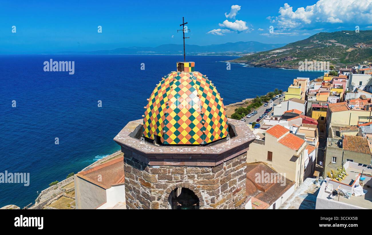 Veduta aerea del campanile della Cattedrale di Castelsardo dedicato a Sant'Antonio il grande sull'isola italiana della Sardegna. Le piastrelle colorate Foto Stock