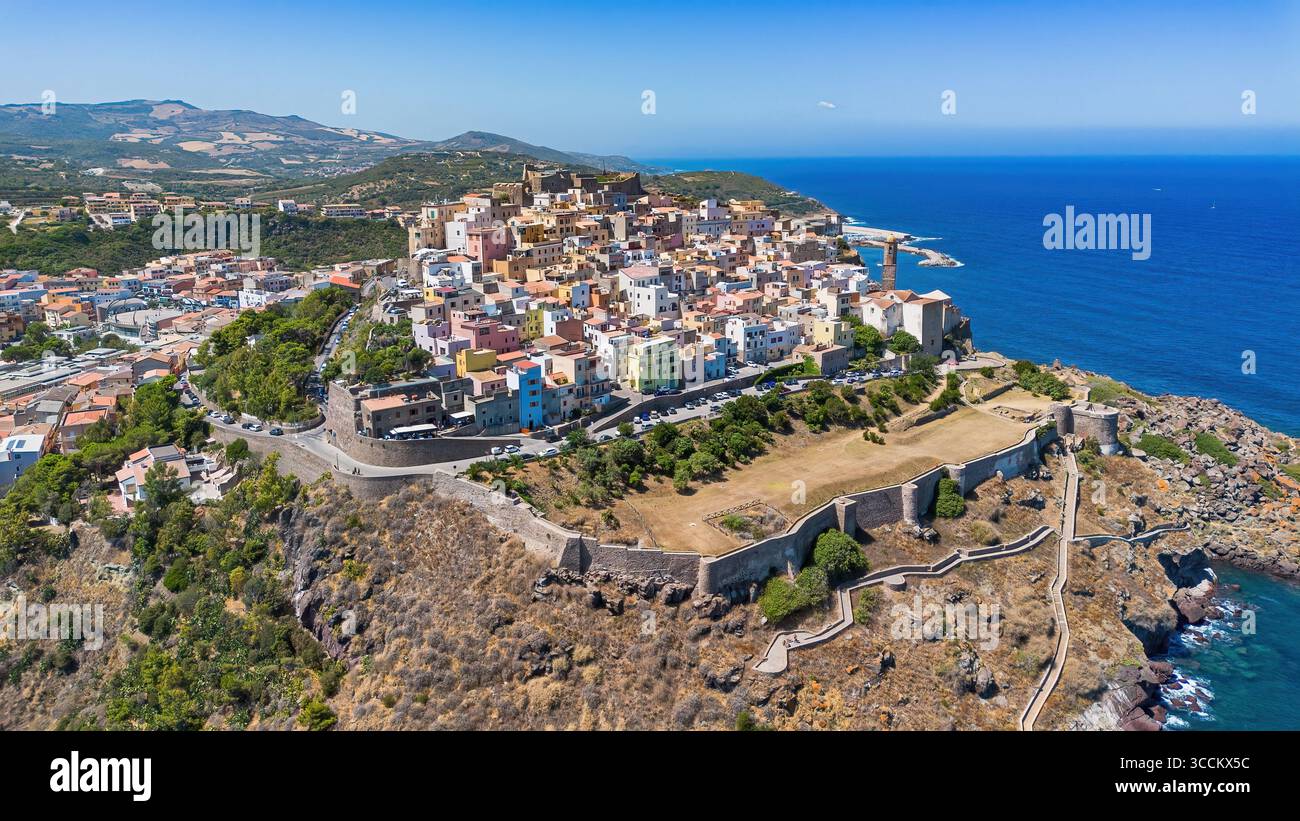 Vista aerea di Castelsardo, una città fortificata genovese costruita su un promontorio che si affaccia sul Mar Mediterraneo sull'isola italiana della Sardegna Foto Stock