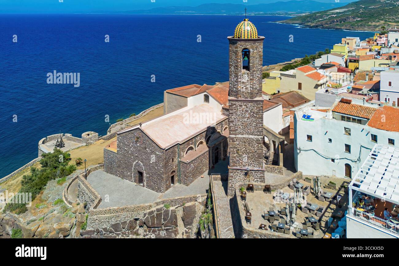 Veduta aerea del campanile della Cattedrale di Castelsardo dedicato a Sant'Antonio il grande sull'isola italiana della Sardegna. Le piastrelle colorate Foto Stock