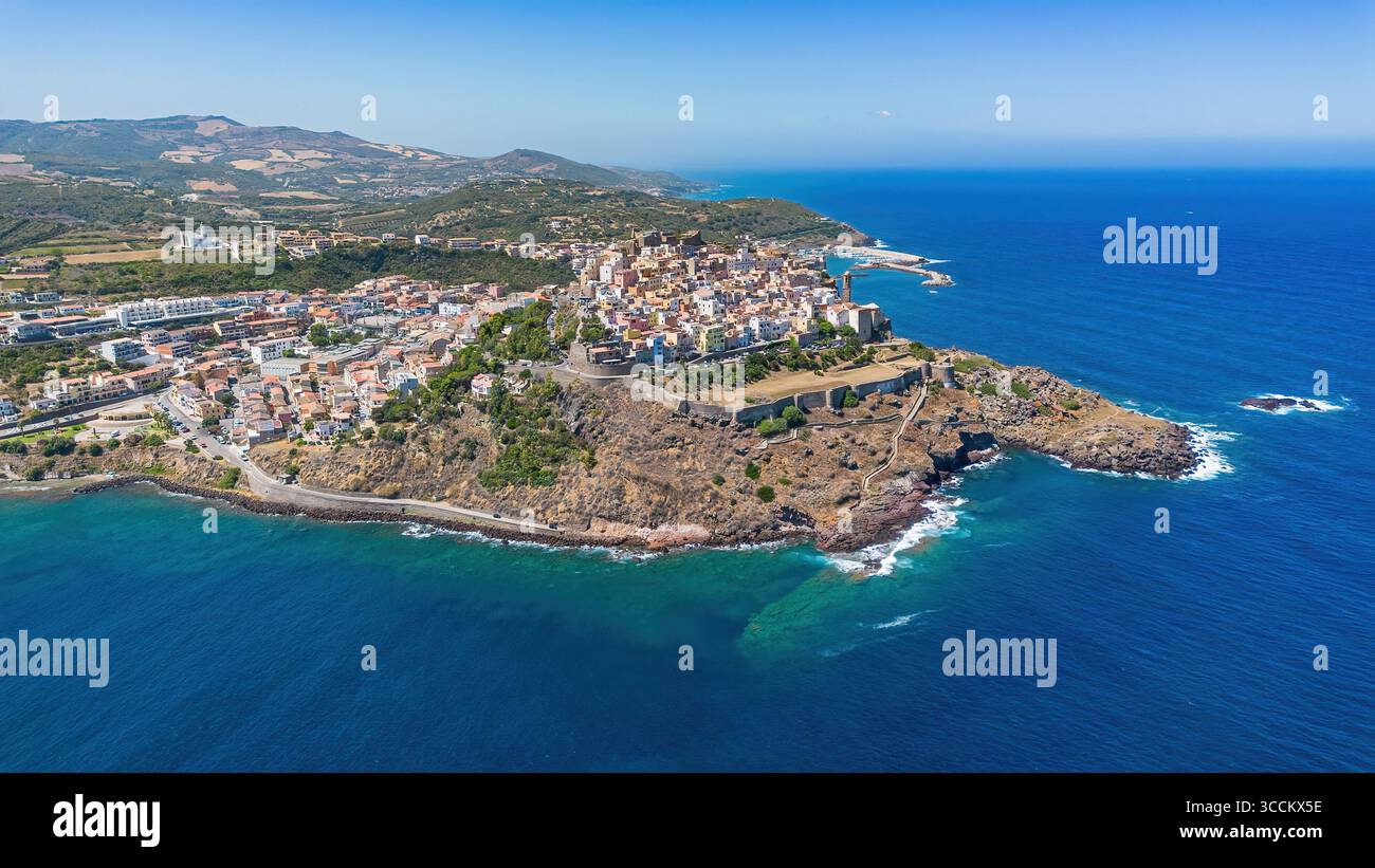 Vista aerea di Castelsardo, una città fortificata genovese costruita su un promontorio che si affaccia sul Mar Mediterraneo sull'isola italiana della Sardegna Foto Stock