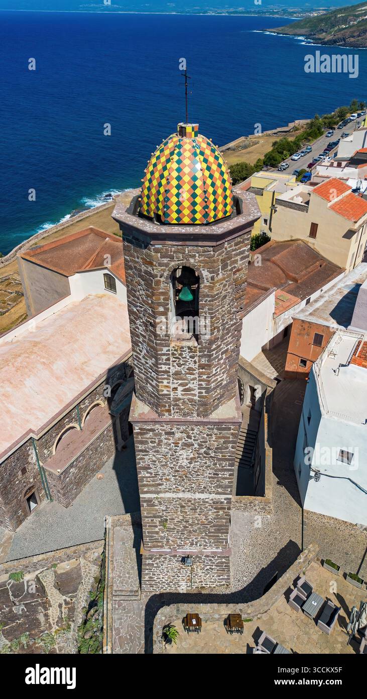 Veduta aerea del campanile della Cattedrale di Castelsardo dedicato a Sant'Antonio il grande sull'isola italiana della Sardegna. Le piastrelle colorate Foto Stock