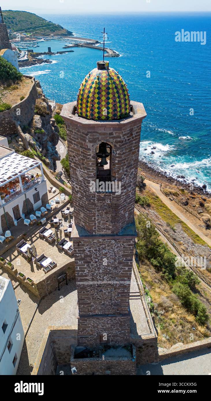 Veduta aerea del campanile della Cattedrale di Castelsardo dedicato a Sant'Antonio il grande sull'isola italiana della Sardegna. Le piastrelle colorate Foto Stock