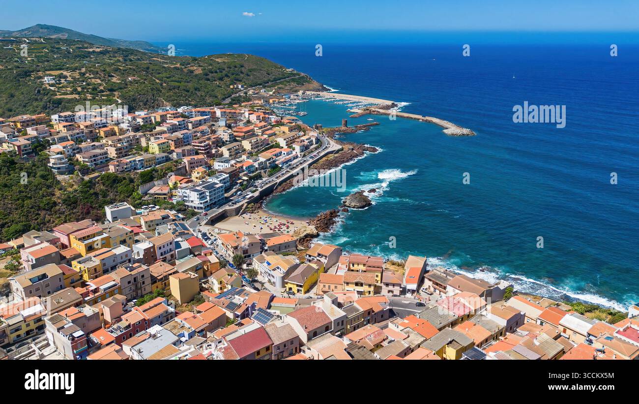 Vista aerea del porto turistico di Castelsardo, una città fortificata genovese costruita su un promontorio che si affaccia sul Mar Mediterraneo sull'isola italiana della Sardegna Foto Stock
