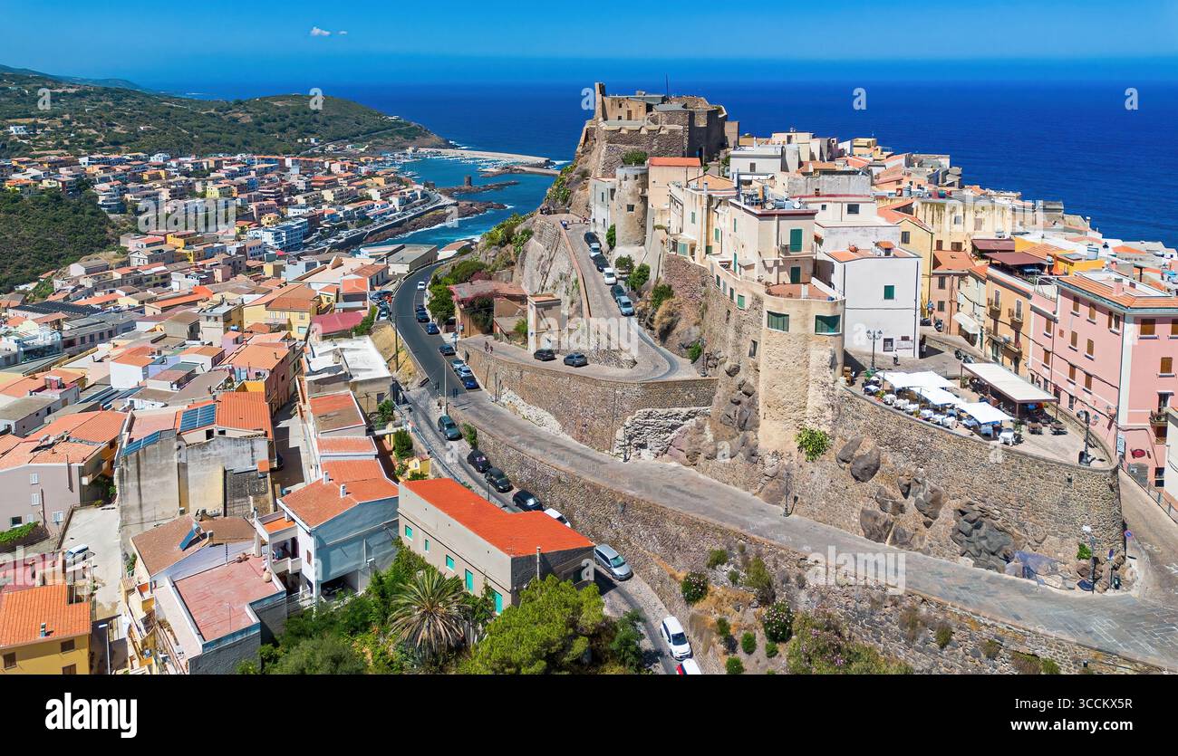 Vista aerea di Castelsardo, una città fortificata genovese costruita su un promontorio che si affaccia sul Mar Mediterraneo sull'isola italiana della Sardegna Foto Stock