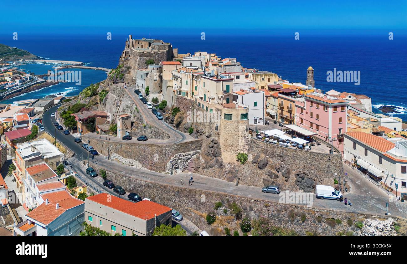 Vista aerea del castello di Castelsardo, una città fortificata genovese costruita su un promontorio che si affaccia sul Mar Mediterraneo sull'isola italiana di Sard Foto Stock