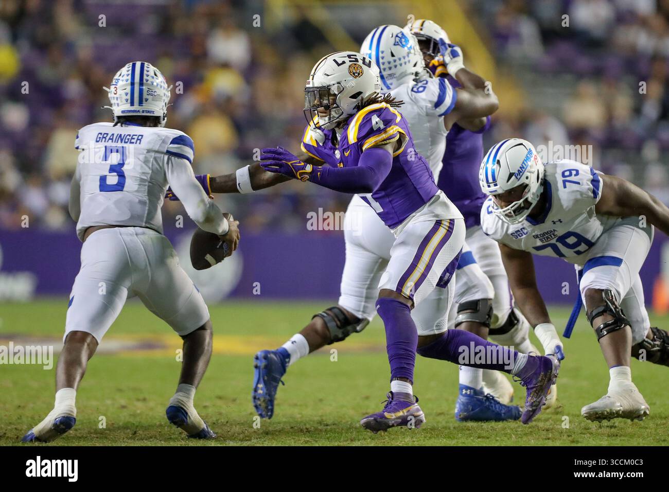 18 novembre 2023: Il linebacker della LSU Harold Perkins Jr. (4) tenta di sack del quarterback di Georgia St. Darren Grainger (4) durante la partita di football della NCAA tra i Georgia St. Panthers e i LSU Tigers al Tiger Stadium di Baton Rouge, LOUISIANA. Jonathan Mailhes/CSM (immagine di credito: © Jonathan Mailhes/CSM via ZUMA Press Wire) Foto Stock