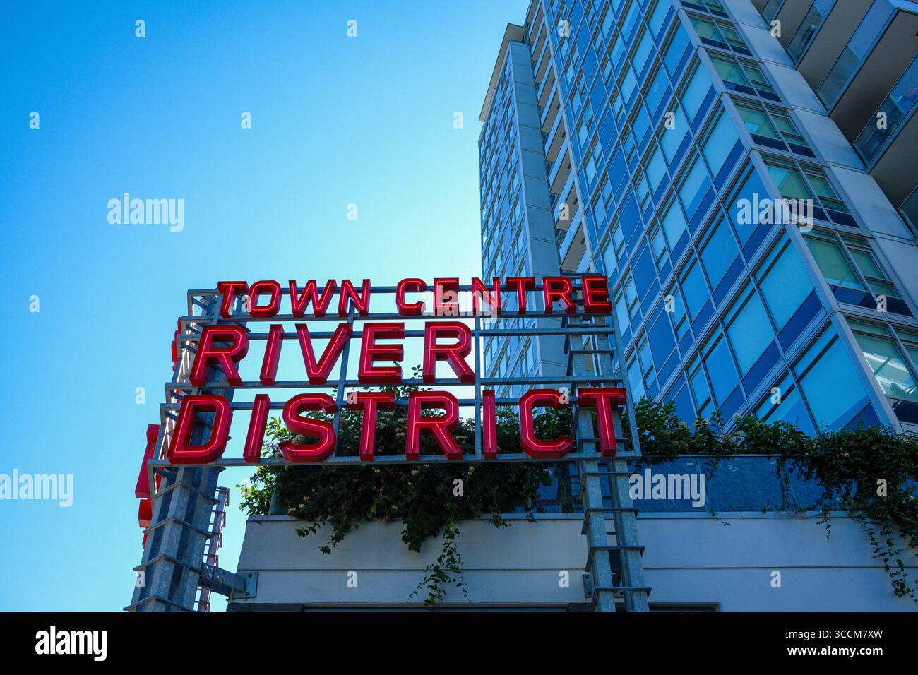 Il cartello al neon River District Town Centre a South Vancouver, British Columbia. Foto Stock