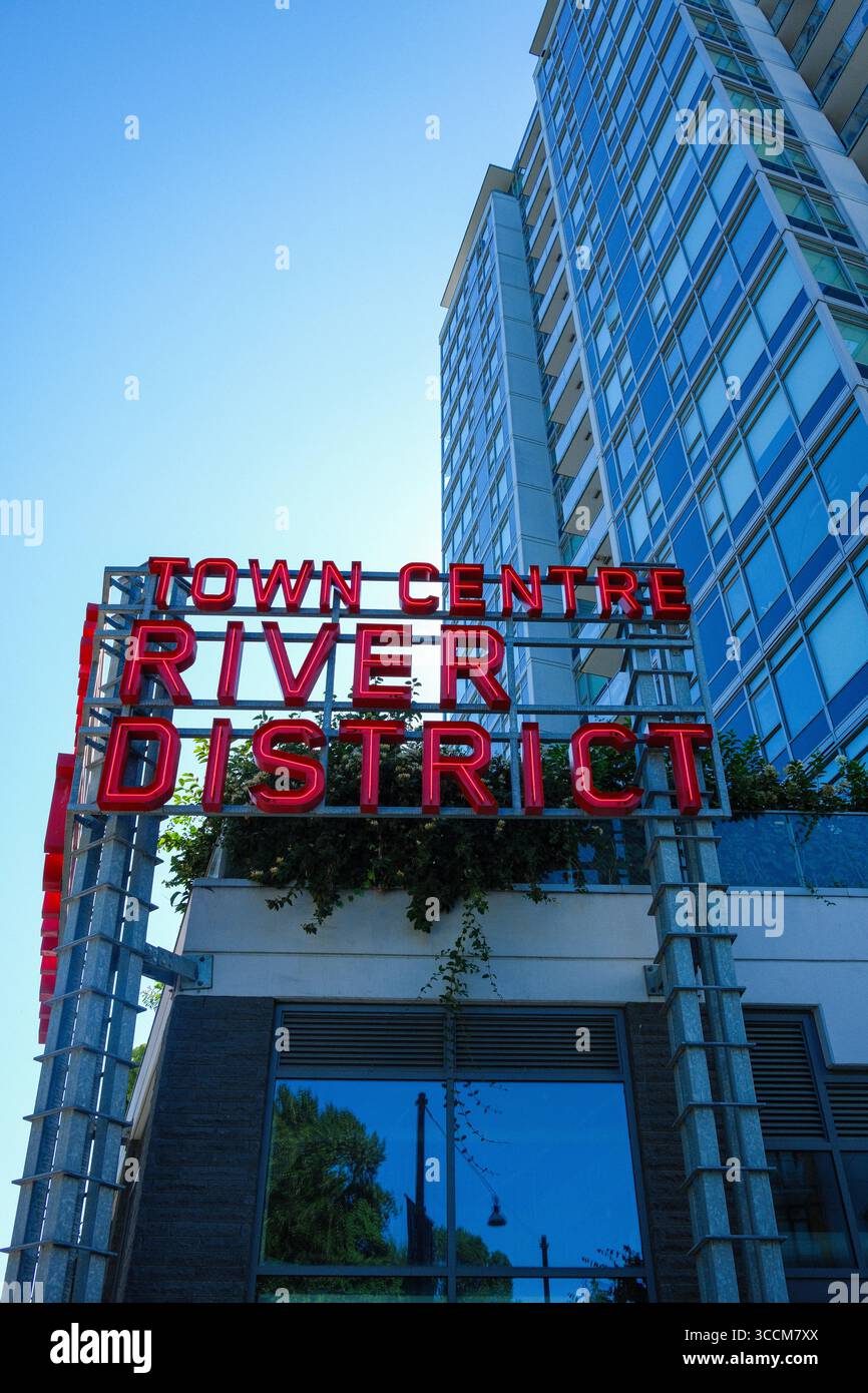 Il cartello al neon del quartiere del fiume del centro città a South Vancouver, British Columbia. Foto Stock