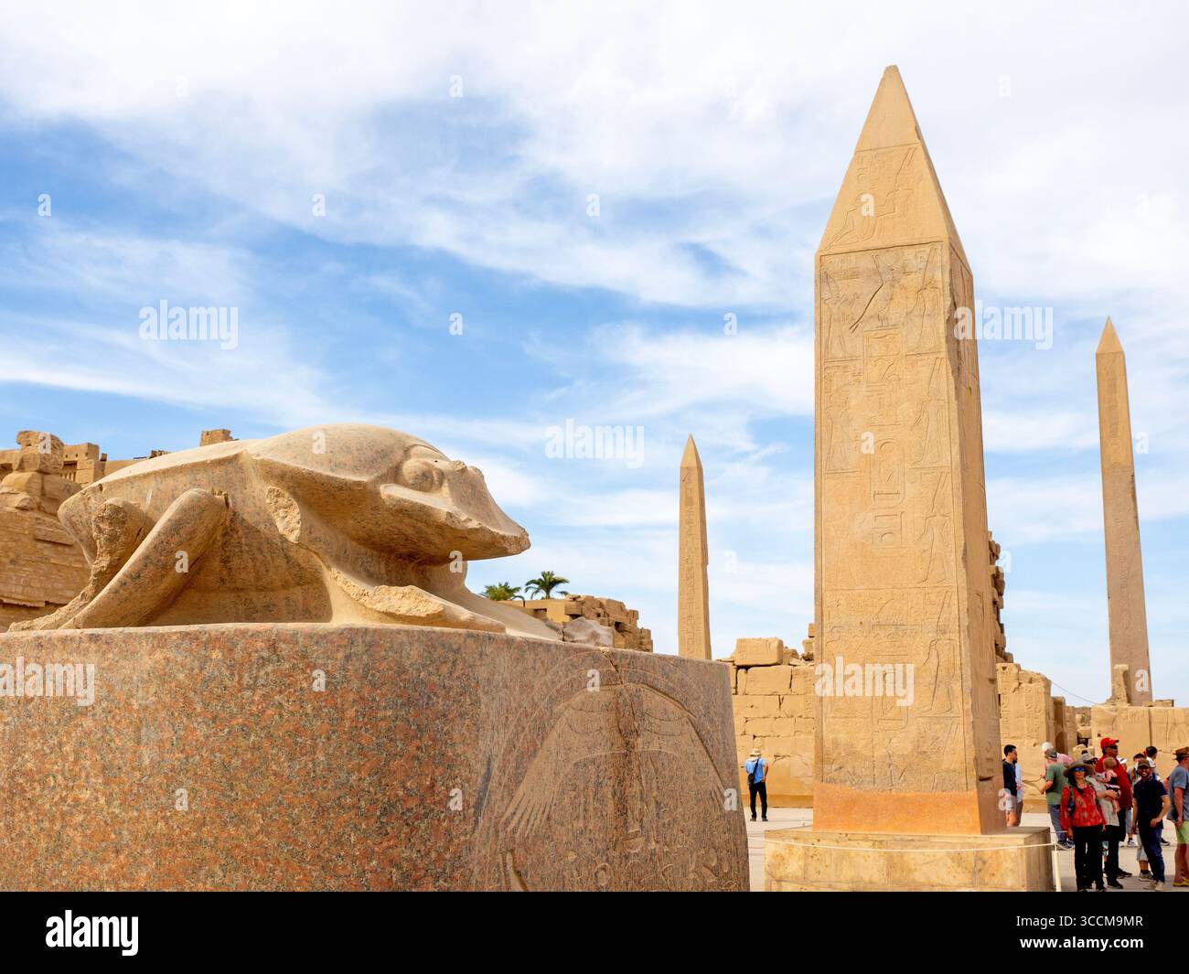 Scultura di uno scarabeo e obelischi al tempio di Karnak Foto Stock