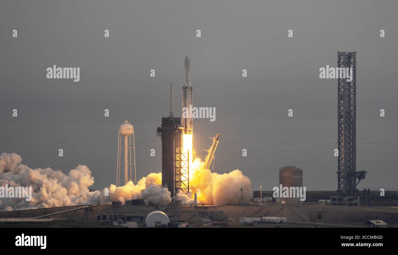 13 ottobre 2023, Cape Canaveral, Florida, USA: Un razzo Falcon Heavy SpaceX lancia la missione asteroide Psyche di NASAÃ¢â‚¬â„¢dal launchpad LC-39A al Kennedy Space Center venerdì 13 ottobre 2023. (Immagine di credito: © Ricardo Ramirez Buxeda/Orlando Sentinel tramite ZUMA Press Wire) Foto Stock