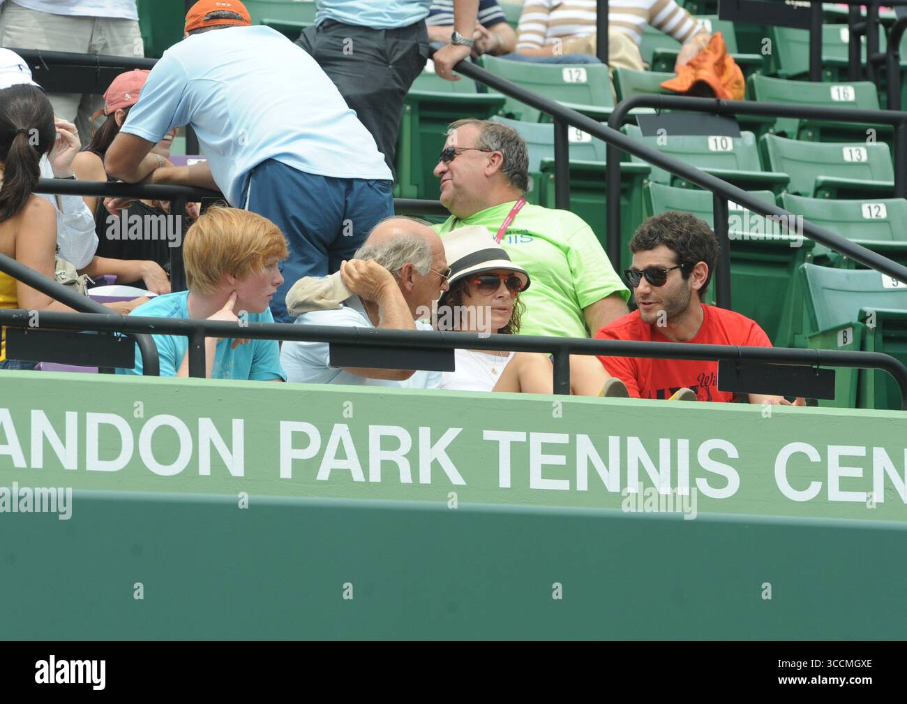 KEY BISCAYNE, FL - MARZO 28: Jimmy buffet e il figlio Cameron Marley (adottato), durante il sesto giorno del Sony Ericsson Open 2010 al Crandon Park Tennis Center il 28 marzo 2010 a Key Biscayne, Florida... persone: Jimmy buffet Cameron Marley. (Immagine di credito: © SMG via ZUMA Press Wire) Foto Stock