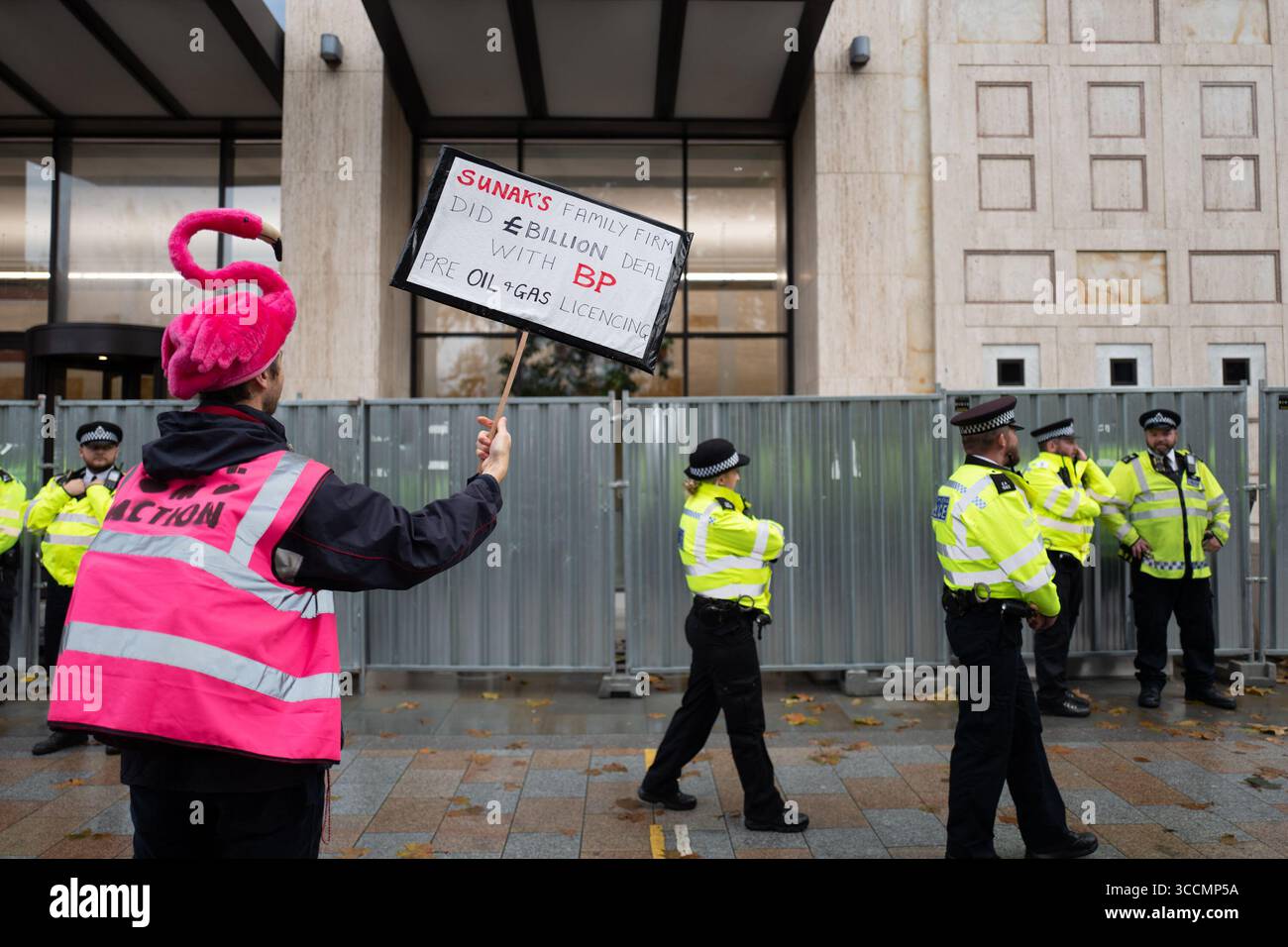 18 novembre 2023, Londra, Regno Unito: Attivisti di Just Stop Oil che chiedono di smettere di approvare nuovi progetti di combustibili fossili, che sono una delle principali cause del cambiamento climatico. A mezzogiorno di oggi, un gruppo di circa 800 persone si è riunito nei Jubilee Gardens, vicino al London Eye e al quartier generale della Shell. I sostenitori di Just Stop Oil, Extinction Rebellion, Christian Climate Action, Peace and Justice Project e Fossil Free London, così come un certo numero di altri gruppi si sono Uniti alla protesta. (Immagine di credito: © Velar Grant/ZUMA Press Wire) Foto Stock