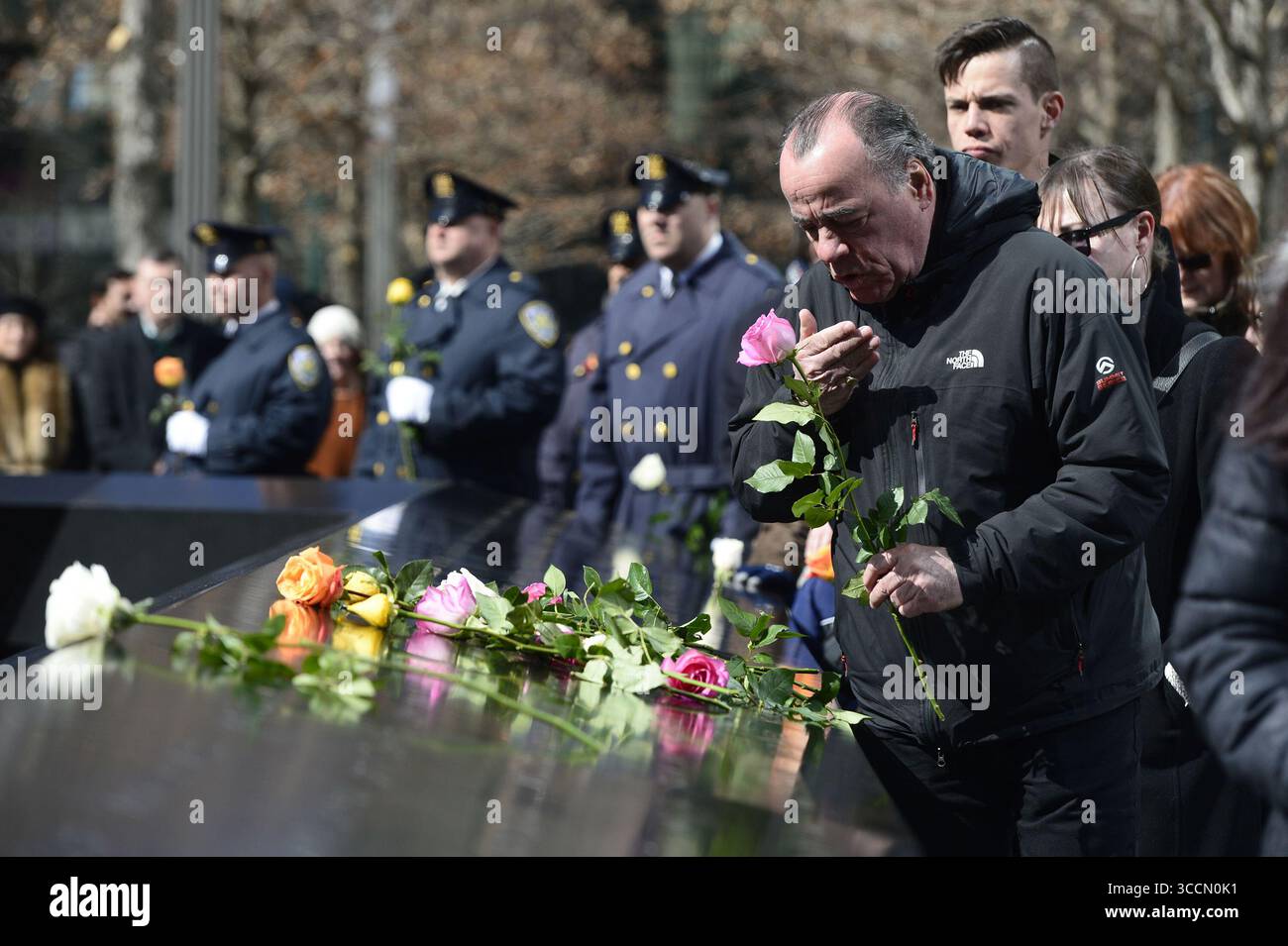 25 febbraio 2023: Membri della famiglia e funzionari commemorano l'attacco del 1993 al World Trade Center che uccise sei persone e ne ferì centinaia, al 9/11 Memorial il 26 febbraio 2017 a New York. (Immagine di credito: © Todd Maisel/New York Daily News via ZUMA Press Wire) Foto Stock