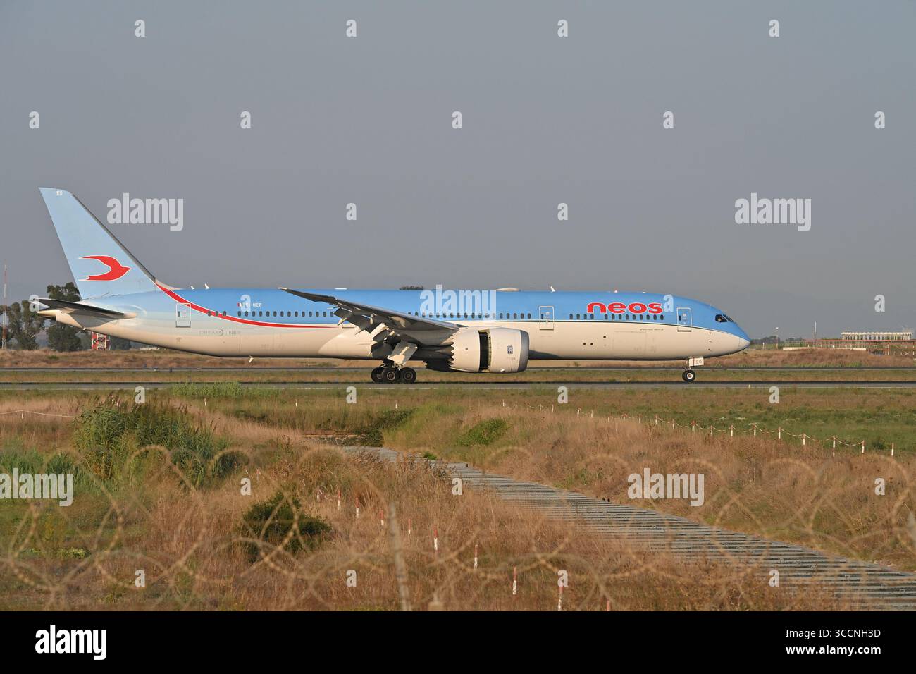 Roma, Italia. 10 agosto 2025. Vista dell'aereo Boeing 787 Dreamliner Neos che arriva all'aeroporto di Fiumicino. (Foto di Mattia Vian/SOPA Images/Sipa USA) credito: SIPA USA/Alamy Live News Foto Stock