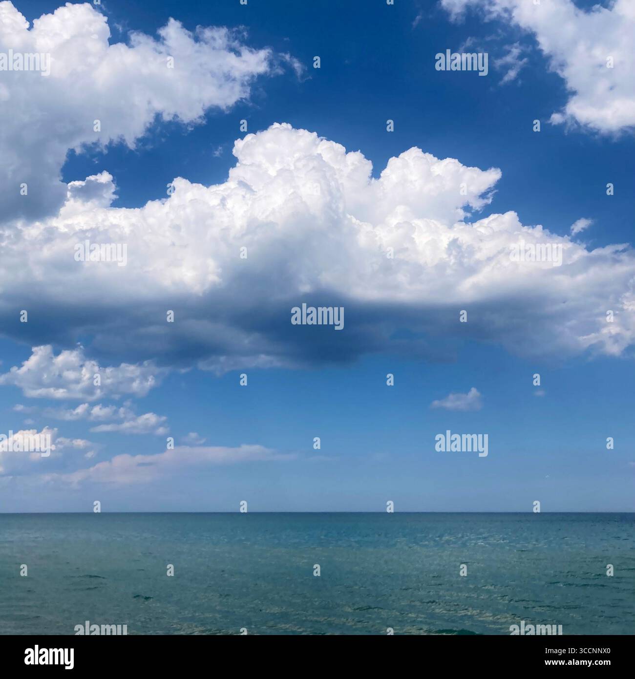 Le nuvole di Puffy navigano sul lago Michigan a Milwaukee, Wisconsin, Stati Uniti. - Immagine stock catturata con smartphone