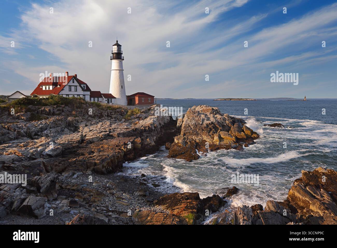 Portland Head Light nel tardo pomeriggio circondato da onde e scogliere spettacolari, Maine, Stati Uniti Foto Stock