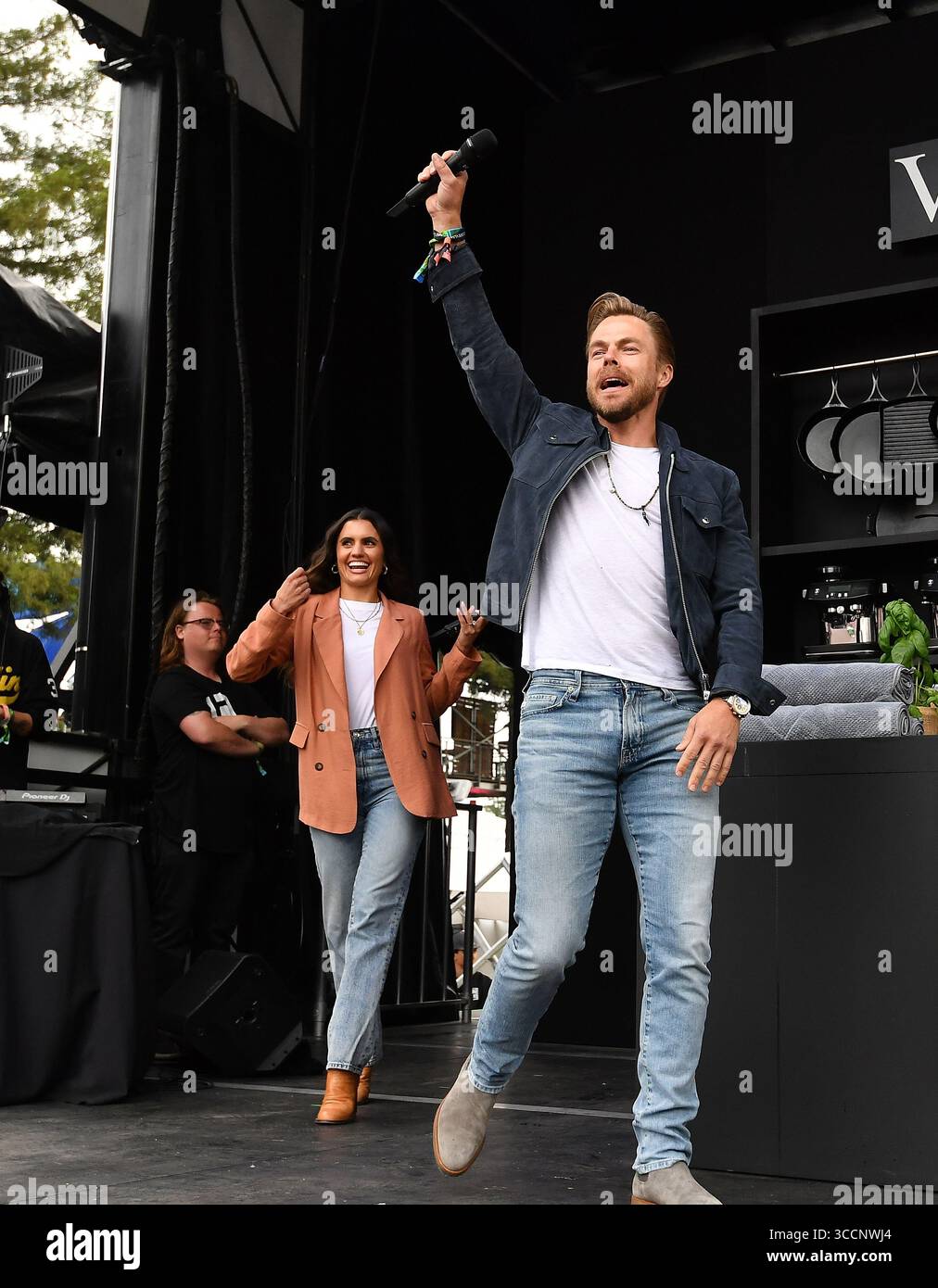 28 maggio 2023, NAPA, CA, USA: Derek Hough e Hayley Erbert sono visti sul William Sonoma Culinary Stage il giorno 3 del BottleRock Napa Valley Music Festival al Napa Valley Expo il 28 maggio 2023 a Napa, California. (Immagine di credito: © C Flanigan/imageSPACE tramite ZUMA Press Wire) Foto Stock