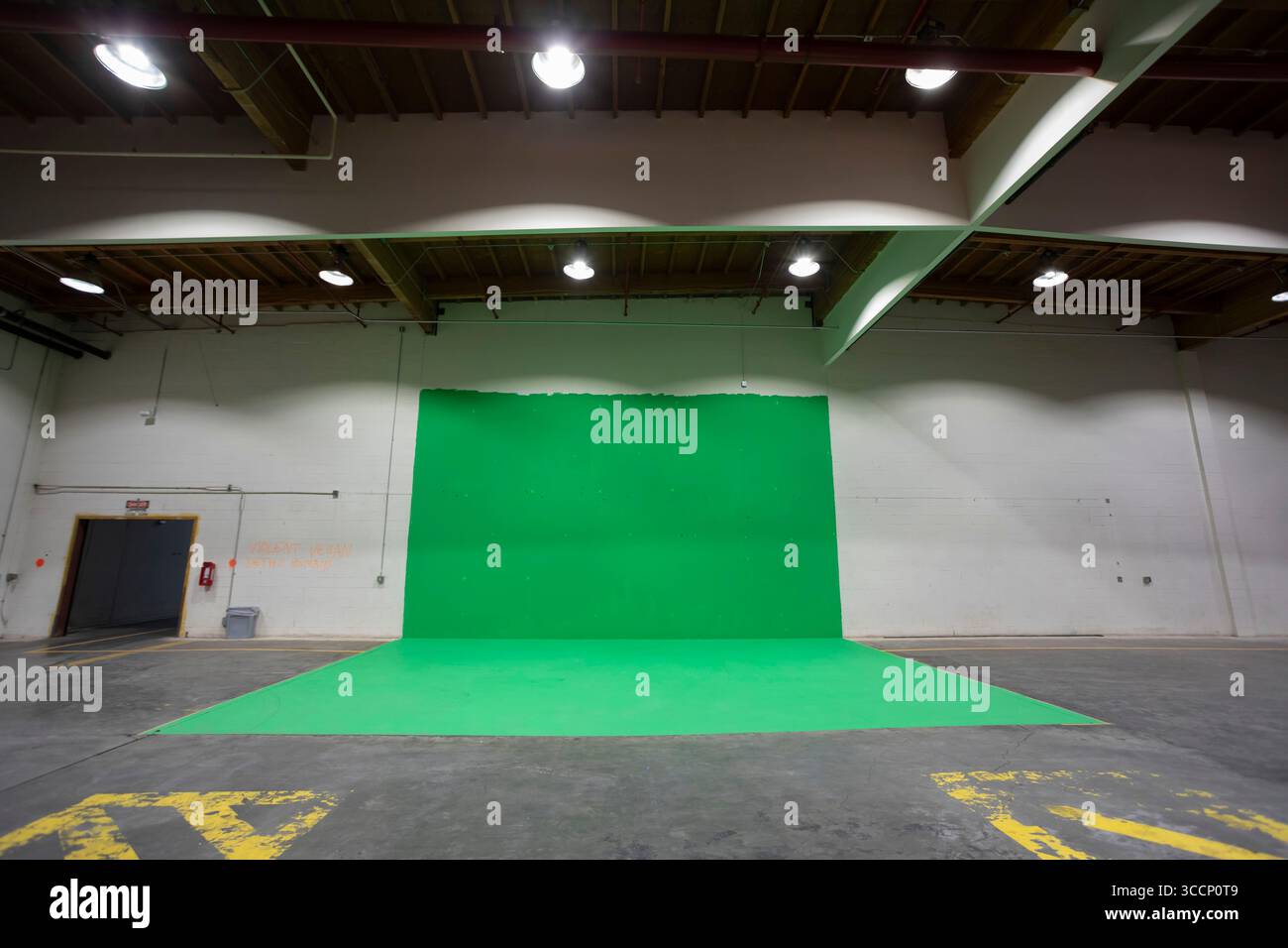 30 giugno 2023, Seattle, Washington, Stati Uniti: Un palcoscenico con schermo verde agli Harbor Island Studios inaugurazione a Seattle venerdì 30 giugno 2023. Nel tentativo di incrementare la produzione cinematografica e televisiva locale, King County ha trasformato il sito dell'ex Fisher Flour Mill in uno studio professionale di 117 000 piedi quadrati di film e TV che apre ufficialmente il 1° luglio. (Immagine di credito: © Paul Christian Gordon/ZUMA Press Wire) Foto Stock