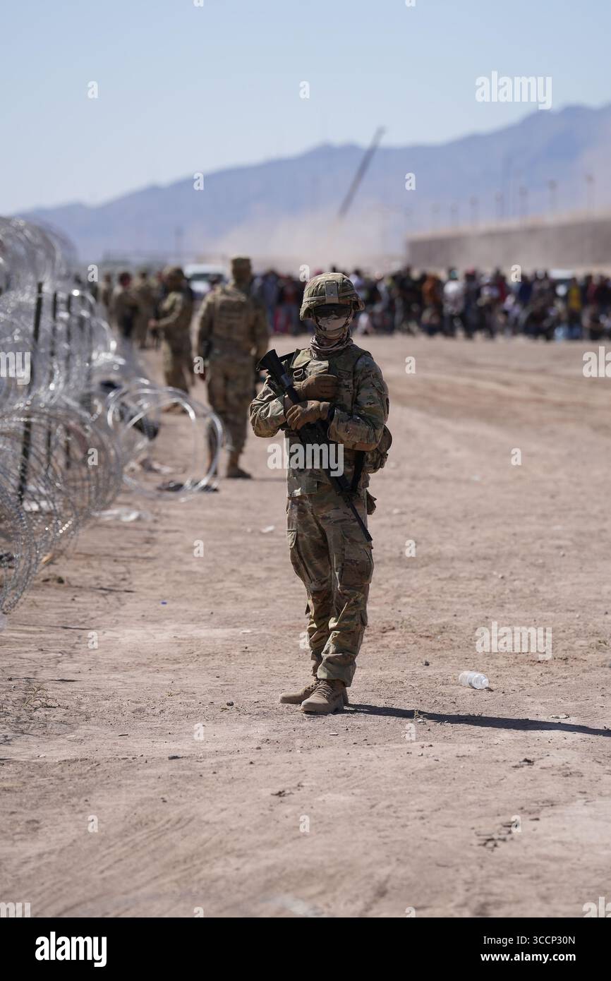 11 maggio 2023, El Paso, Texas, Stati Uniti: Texas Army National Guard Soldiers with the governators self-styled Texas Tactical Border Force, sorvegliano il confine con il Messico come parte dell'operazione Lone Star Task Force West, 11 maggio 2023 vicino a El Paso, Texas. La paura per un'ondata di migranti dopo la scadenza del titolo 42 non si è concretizzata con un minor numero di migranti che rischiano le sanzioni più severe previste dalle nuove norme del titolo 8. (Immagine di credito: © Mark Otte/Texas National/Planet Pix tramite ZUMA Press Wire) Foto Stock