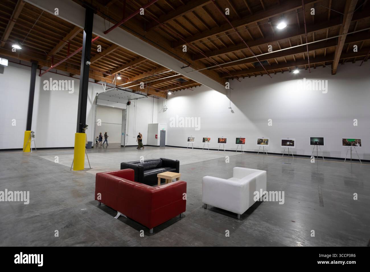 30 giugno 2023, Seattle, Washington, Stati Uniti: I membri del tour pubblico un palco sonoro agli Harbor Island Studios inaugurazione a Seattle venerdì 30 giugno 2023. Nel tentativo di incrementare la produzione cinematografica e televisiva locale, King County ha trasformato il sito dell'ex Fisher Flour Mill in uno studio professionale di 117 000 piedi quadrati di film e TV che apre ufficialmente il 1° luglio. (Immagine di credito: © Paul Christian Gordon/ZUMA Press Wire) Foto Stock