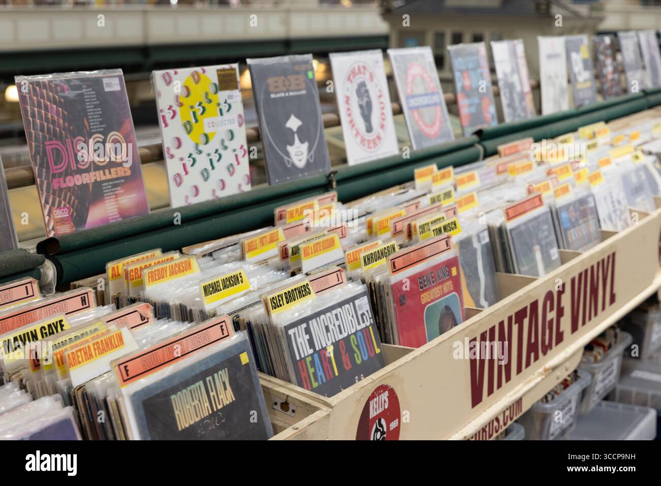 CARDIFF, Regno Unito - 8 AGOSTO 2025 - Sfoglia i dischi in vinile vintage di vari artisti in un negozio di dischi a Cardiff, Galles Foto Stock