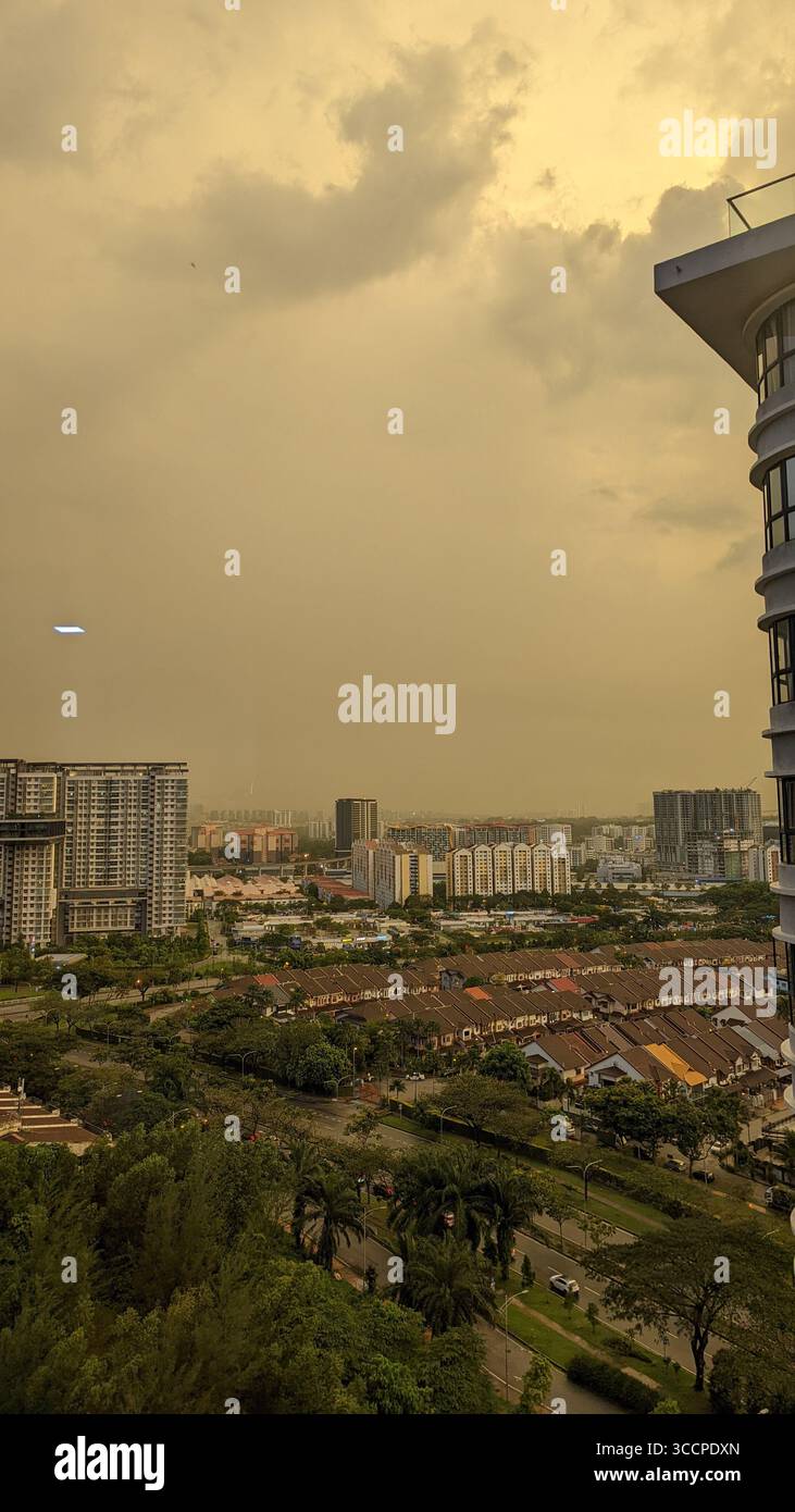 Skyline della città sotto la foschia del cielo giallo in Malesia Foto Stock