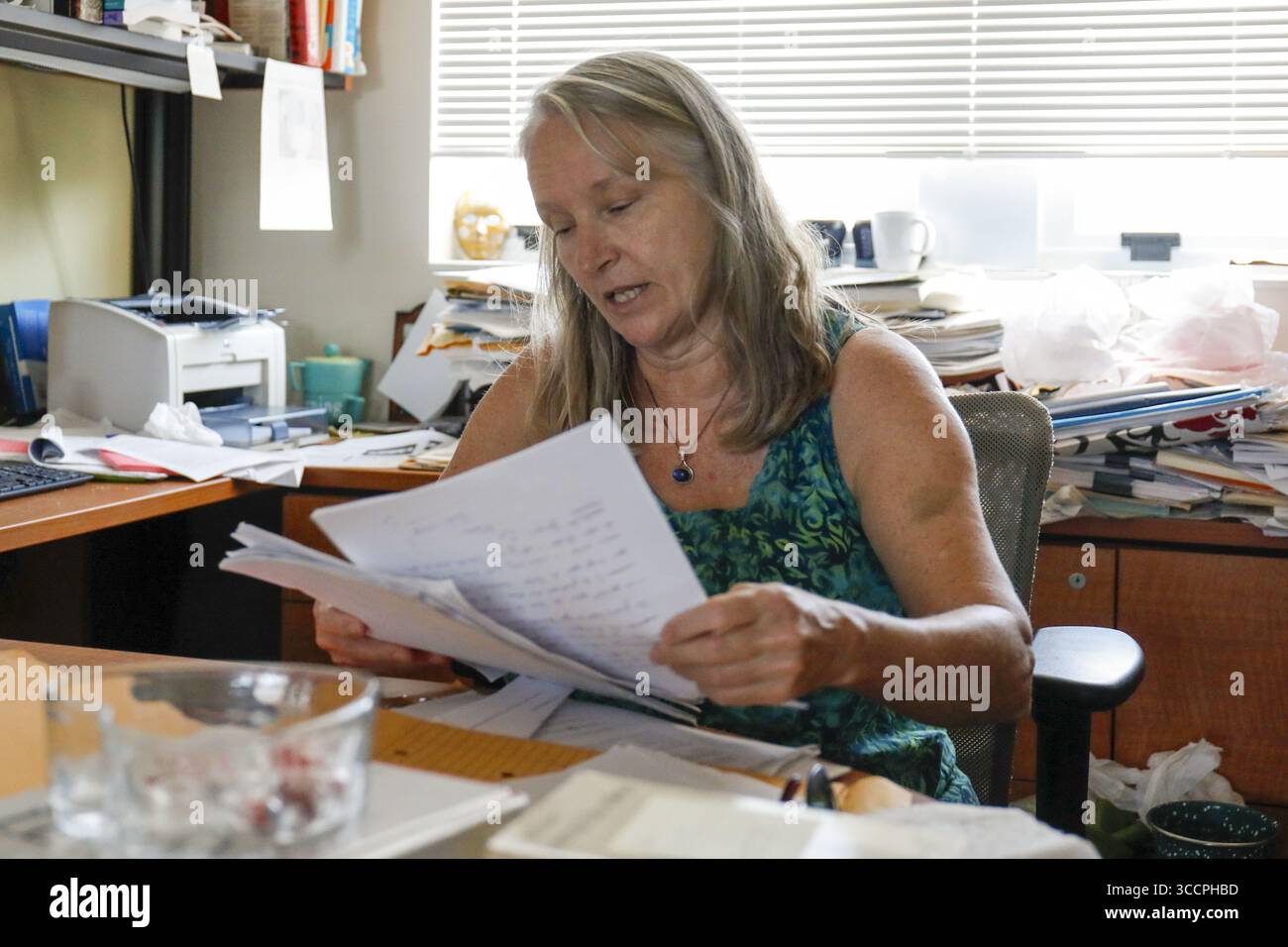 10 maggio 2023, Sarasota, Florida, Stati Uniti: Amy Reid, professore di lingua francese e direttore del programma di studi di genere, ha lavorato al New College of Florida per tutta la sua carriera Ã¢â‚¬â quasi metà della sua vita. (Immagine di credito: © Jefferee Woo/Tampa Bay Times tramite ZUMA Press Wire) Foto Stock