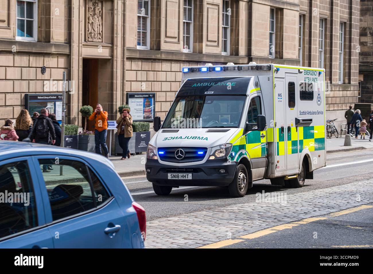 Mercedes-Benz Sprinter Box Ambulance of the Scottish Ambulance Service che guida sul Royal Mile, Old Town, High Street, Edimburgo, Scozia, Regno Unito Foto Stock