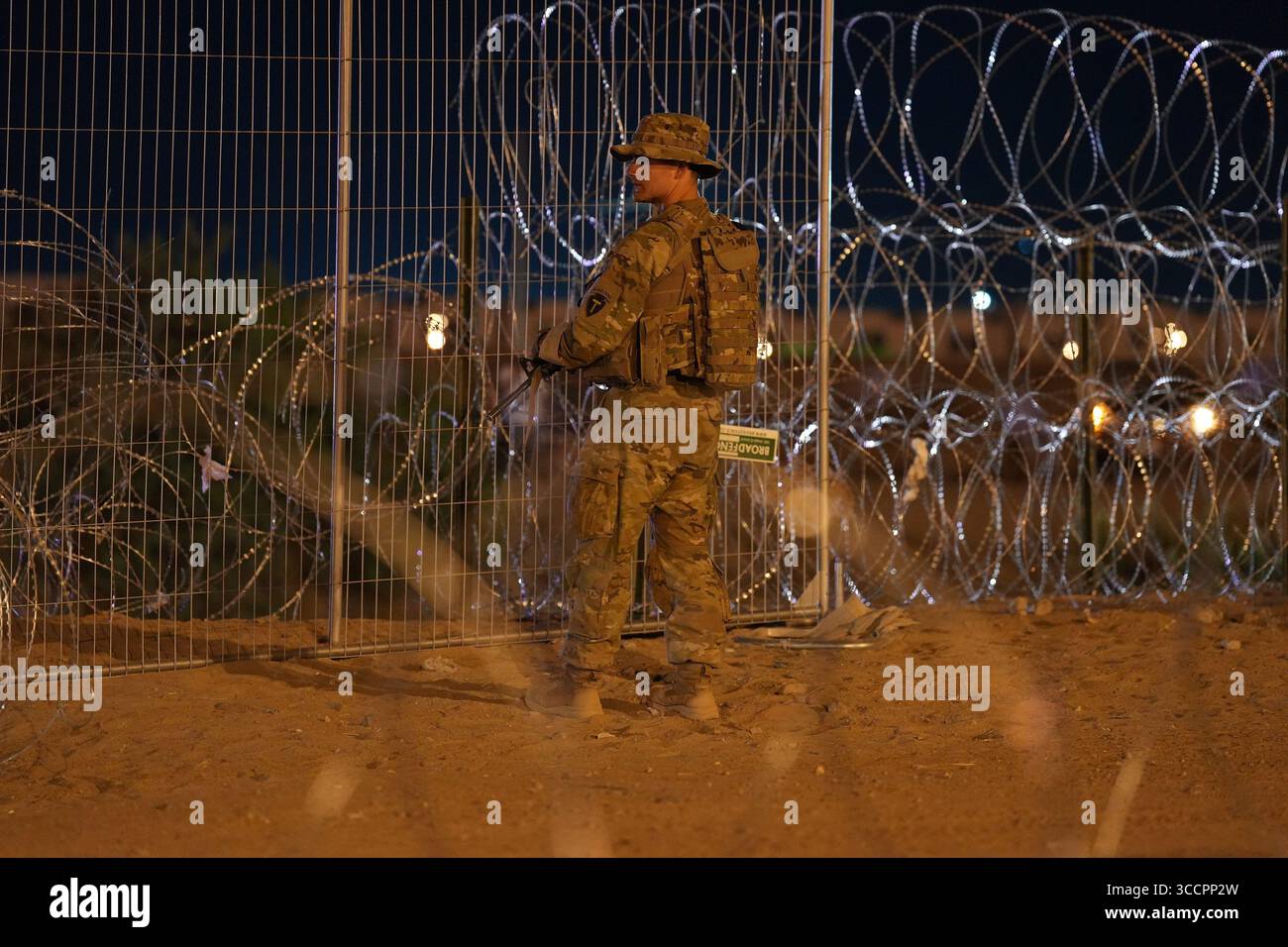 11 maggio 2023, El Paso, Texas, Stati Uniti: Texas Army National Guard Soldiers with the goverors self-styled Texas Tactical Border Force, su dettaglio di sicurezza durante l'operazione Lone Star Task Force West, 11 maggio 2023 vicino a El Paso, Texas. La paura per un'ondata di migranti dopo la scadenza del titolo 42 non si è concretizzata con un minor numero di migranti che rischiano le sanzioni più severe previste dalle nuove norme del titolo 8. (Immagine di credito: © Mark Otte/Texas National/Planet Pix tramite ZUMA Press Wire) Foto Stock