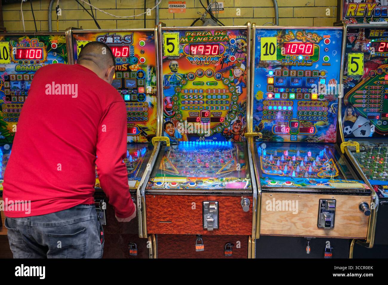 Città del Messico, Messico - 27 gennaio 2025: Un uomo che gioca ai videogiochi arcade al mercato la Merced di città del Messico, Messico. Foto Stock